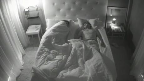 Los hombres experimentan los inconvenientes de la menstruación en esta campaña