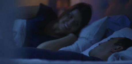 Los hombres experimentan los inconvenientes de la menstruación en esta campaña