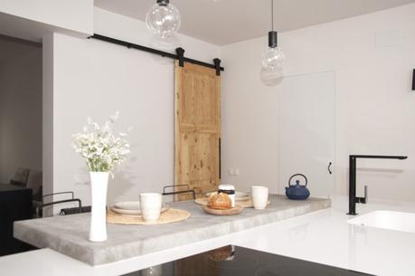 Reformas Barcelona estilo nórdico escandinavo estilo nórdico barcelona Encimera de piedra gris encimera cocina madera cocinas nórdicas modernas cocina con isla blog decoración nórdica 