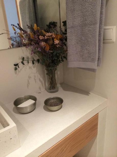 Reformas Barcelona estilo nórdico escandinavo estilo nórdico barcelona Encimera de piedra gris encimera cocina madera cocinas nórdicas modernas cocina con isla blog decoración nórdica 