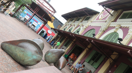 Escultura de aguacates gigantes a la entrada del Mercado de Santurce