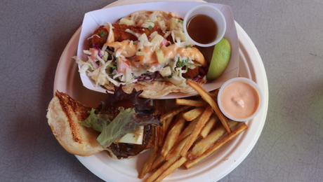 Comida en Tresbé. Fishtacos de mero con batata amarilla, una minihamburguesa con cebolla caramelizada y pan dulce. 