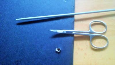 Cuaderno negro con adorno de hilos