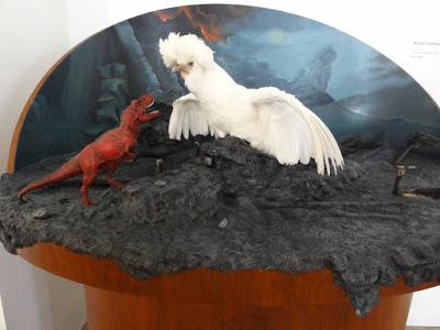 El universo dinosauriano de Adrian Hatfield