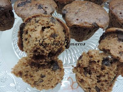 Muffins de chocolate con trozos de chocolate.