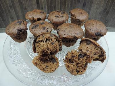 Muffins de chocolate con trozos de chocolate.