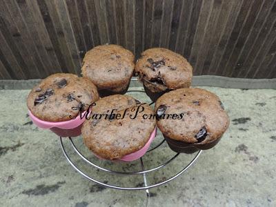 Muffins de chocolate con trozos de chocolate.