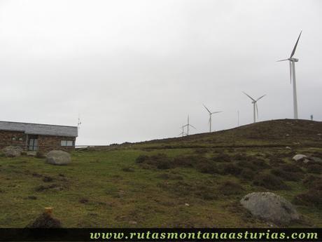 Caseta del parque eólico de Penouta