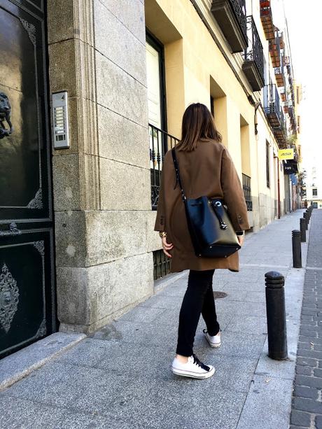 BLACK&WHITE SUNDAY.-