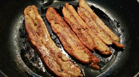 Huevos fritos con bacon vegano // Vegan fried eggs with bacon