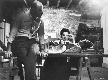 Harry Cooper, su mujer Helen y la hija de ambos, Karen, en la bodega de la casa