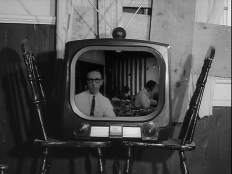 Fotograma con el televisor de la casa que informa de los ataques perpetrados por los muertos vivientes 