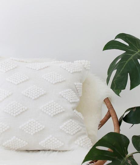 DIY Cojín con relieve de pequeños pompones