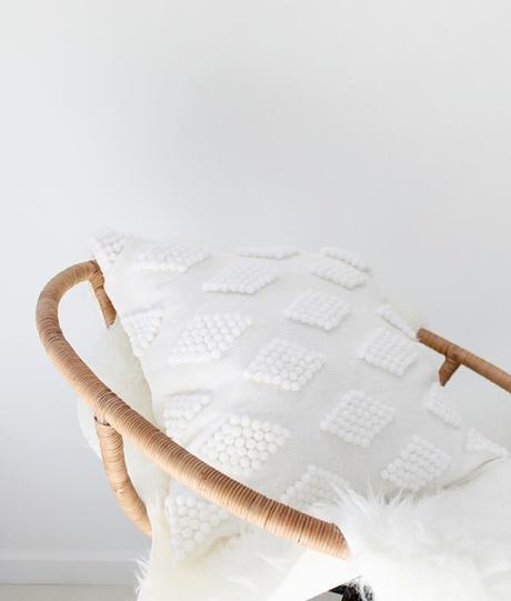 DIY Cojín con relieve de pequeños pompones