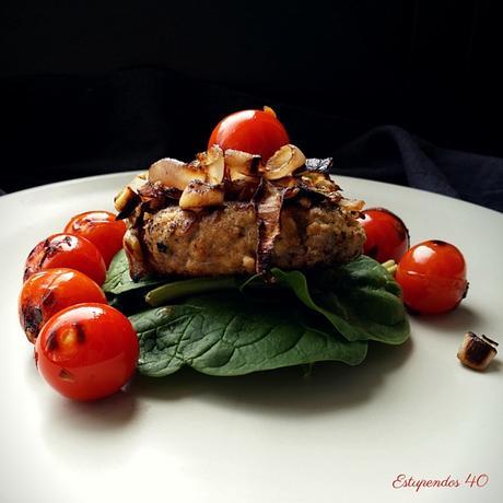 Hamburguesa casera con cebolla y cherry