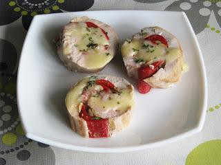 Pechuga de pollo rellena con salsa de queso Pechuga de pollo rellena con salsa de queso