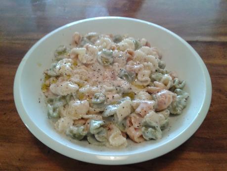 Pasta tricolor con salsa de quesos