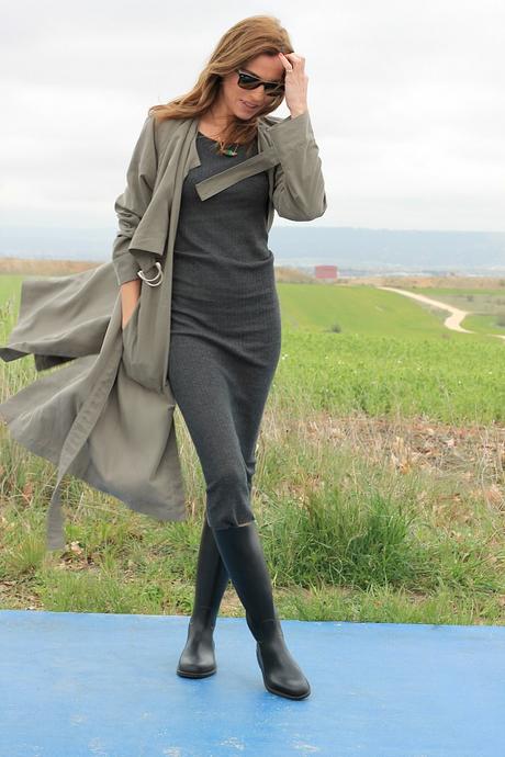 gabardina y botas de agua