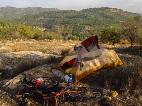 Si planeas una mini aventura en bicicleta, de un par de días, te ofrecemos ochos consejos que deberías considerar (pasando la noche en un albergue) Si planeas una mini aventura en bicicleta, de un par de días, te ofrecemos ochos consejos que deberías considerar (pasando la noche en un albergue)