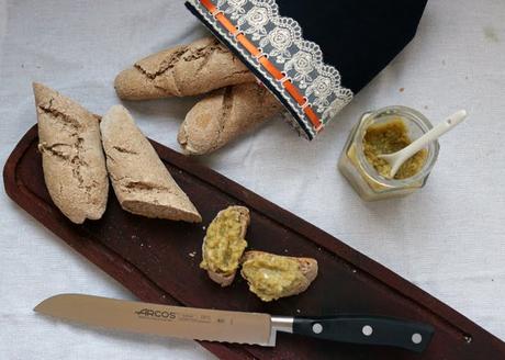 Baguette integral con tapenade de aceitunas verdes