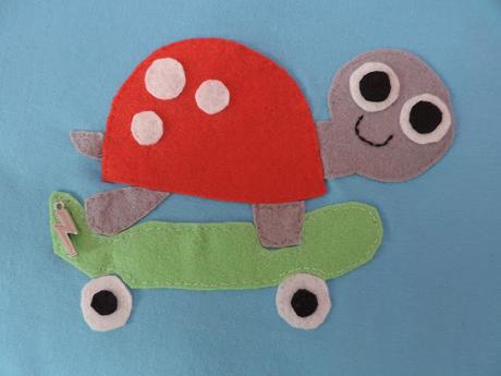 CAMISETA CON APLIQUE DE TORTUGA EN FIELTRO /RETO AMISTOSO Nº 75