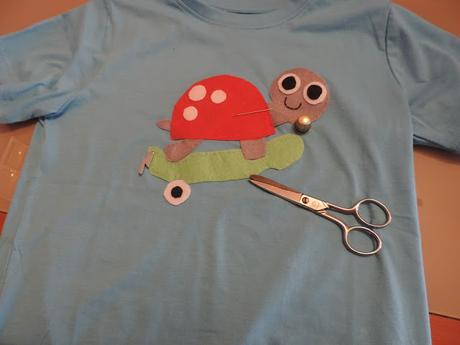 CAMISETA CON APLIQUE DE TORTUGA EN FIELTRO /RETO AMISTOSO Nº 75