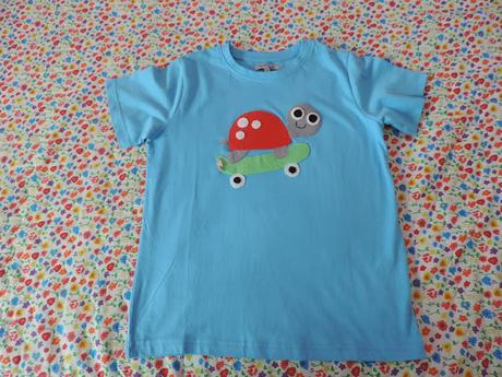 CAMISETA CON APLIQUE DE TORTUGA EN FIELTRO /RETO AMISTOSO Nº 75