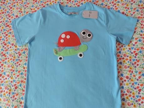 CAMISETA CON APLIQUE DE TORTUGA EN FIELTRO /RETO AMISTOSO Nº 75