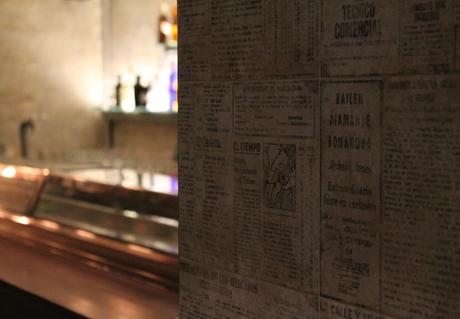 El-Bar-Decoración con periódicos de los años 70-1
