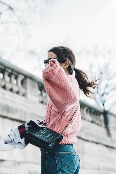 Pink_Sweater-Vintage_Coat-Sandro_Sneakers-Outfit-Street_Style-17