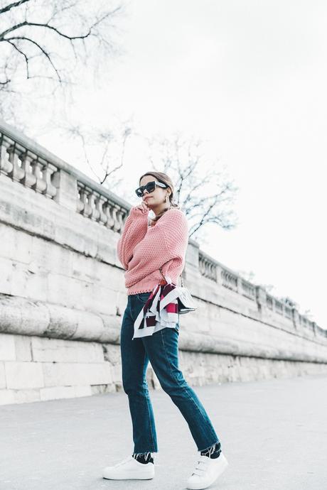 Pink_Sweater-Vintage_Coat-Sandro_Sneakers-Outfit-Street_Style-21