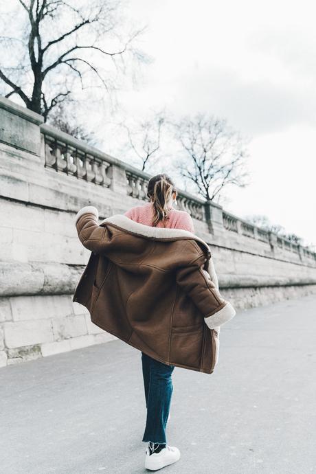 Pink_Sweater-Vintage_Coat-Sandro_Sneakers-Outfit-Street_Style-4