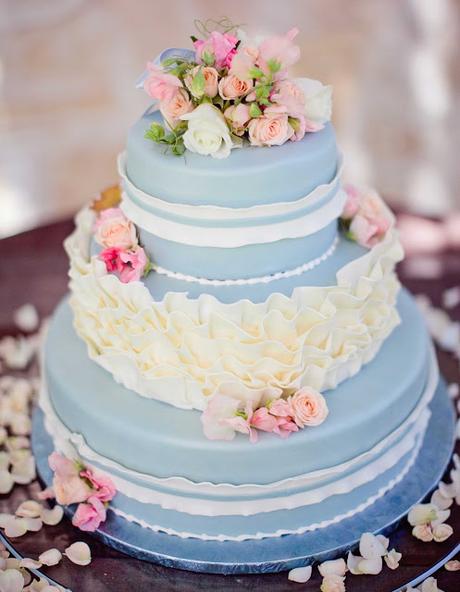 Tarta nupcial de color azul - Foto: Meg Perotti