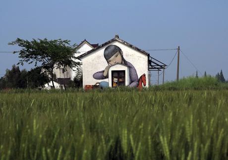 Murales de figuras sin rostro aparecen para presenciar lo invisible seth-10
