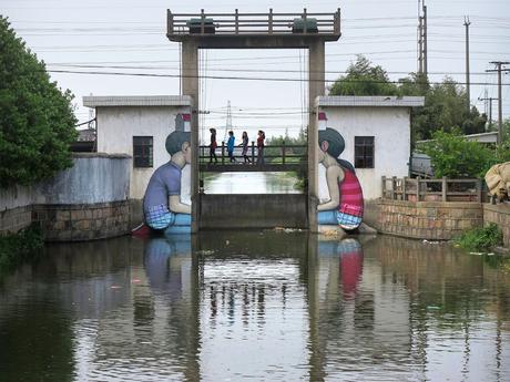 Murales de figuras sin rostro aparecen para presenciar lo invisible seth-2
