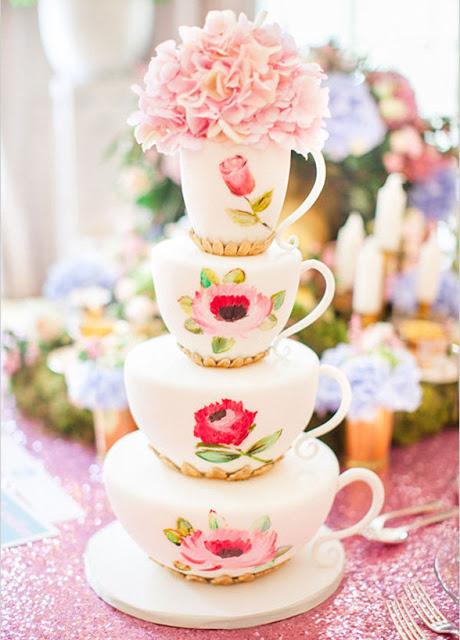 Pastel de boda con pisos en forma de tazas - Foto: Roberta Facchini