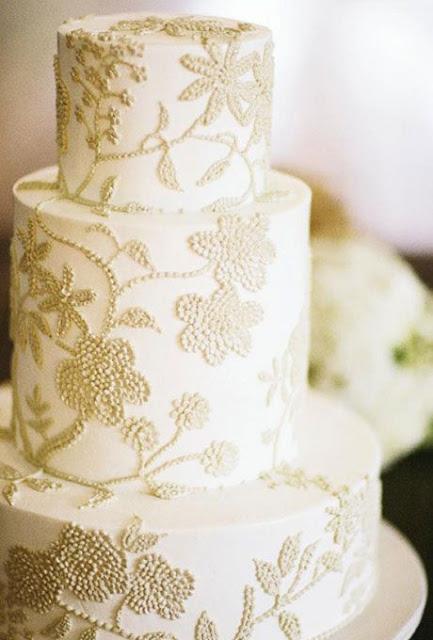 Pastel de boda clásico y original con cordón - Foto: www.brides.com