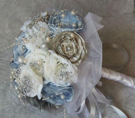 Novedosos y elegantes ramos de novia con joyas al estilo vintage: 