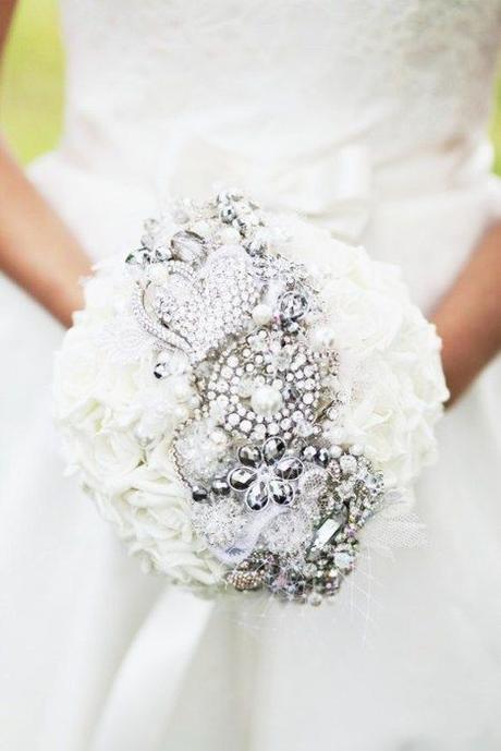 Jewelry, brooches and flower wedding bouquet Ramo de novia joya con broches y flor.: 
