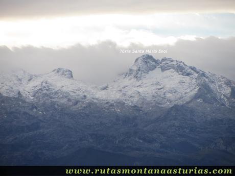 Vista de la Torre de Santa María de Enol desde Alto del Torno