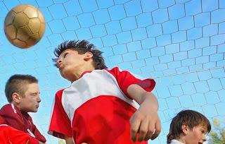 Los cabezazos en el fútbol siguen asociándose con lesiones cerebrales