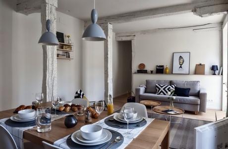 Alojamientos con historia salon con pilares de madera