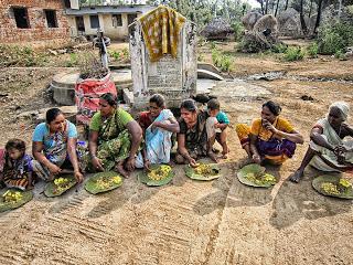 Distribución de alimentos en Chinnapuram Village, Andhra Pradesh
