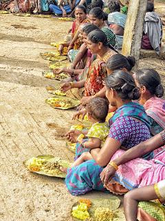 Distribución de alimentos en Chinnapuram Village, Andhra Pradesh