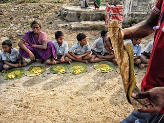 Distribución de alimentos en Chinnapuram Village, Andhra Pradesh