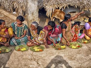 Distribución de alimentos en Chinnapuram Village, Andhra Pradesh