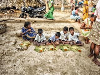 Distribución de alimentos en Chinnapuram Village, Andhra Pradesh