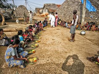 Distribución de alimentos en Chinnapuram Village, Andhra Pradesh
