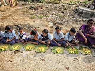 Distribución de alimentos en Chinnapuram Village, Andhra Pradesh