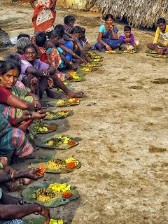 Distribución de alimentos en Chinnapuram Village, Andhra Pradesh